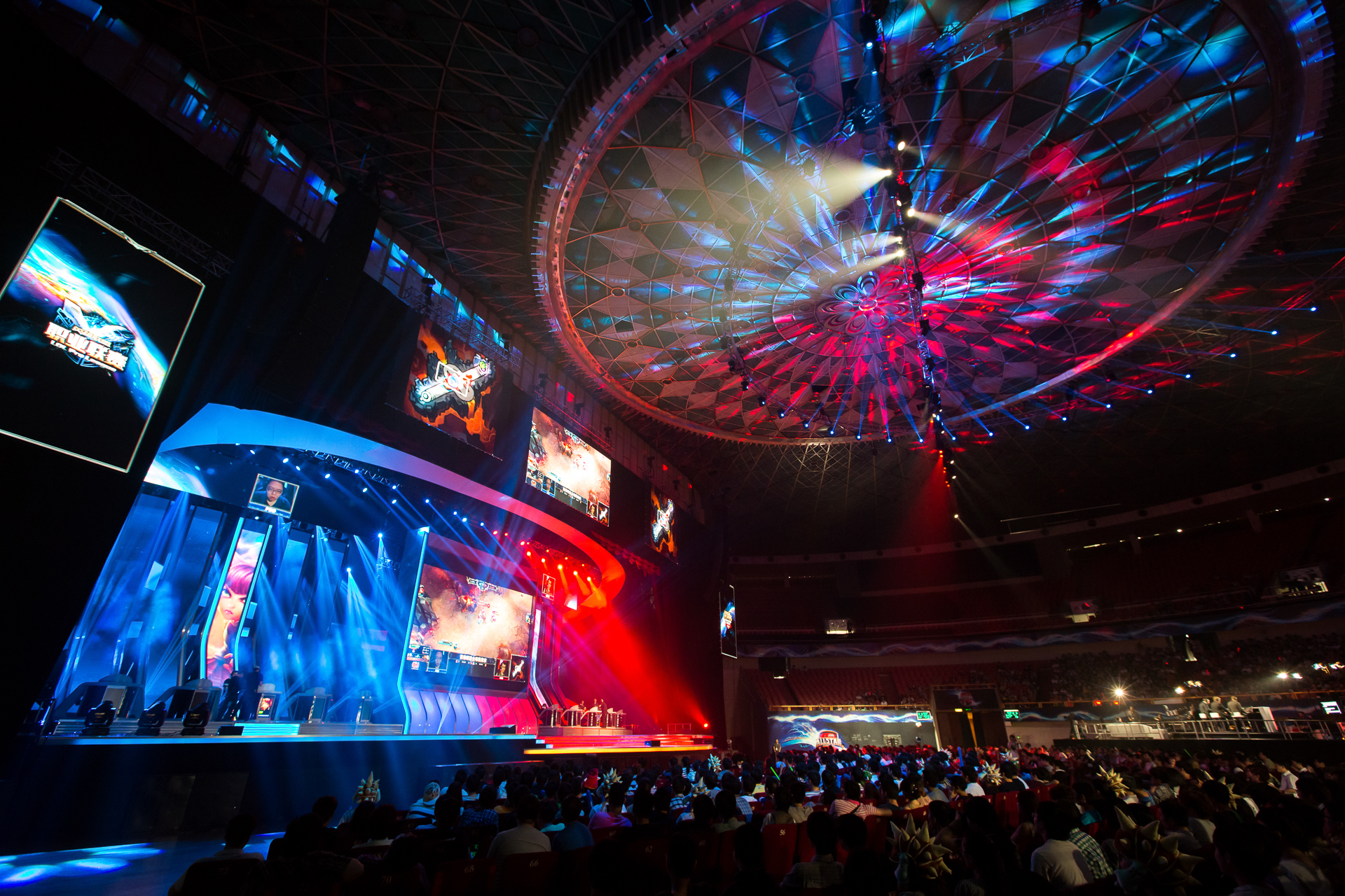 前LOL一姐告别直播，转型电竞圈新篇章，粉丝反响热烈